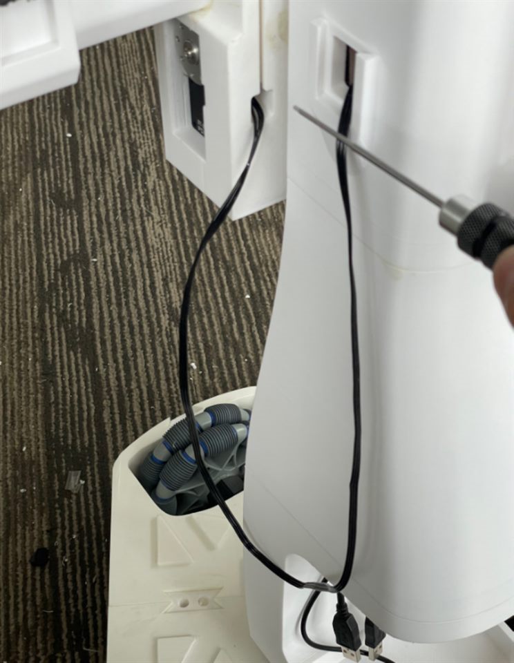 Arm and camera cables routed through the tower