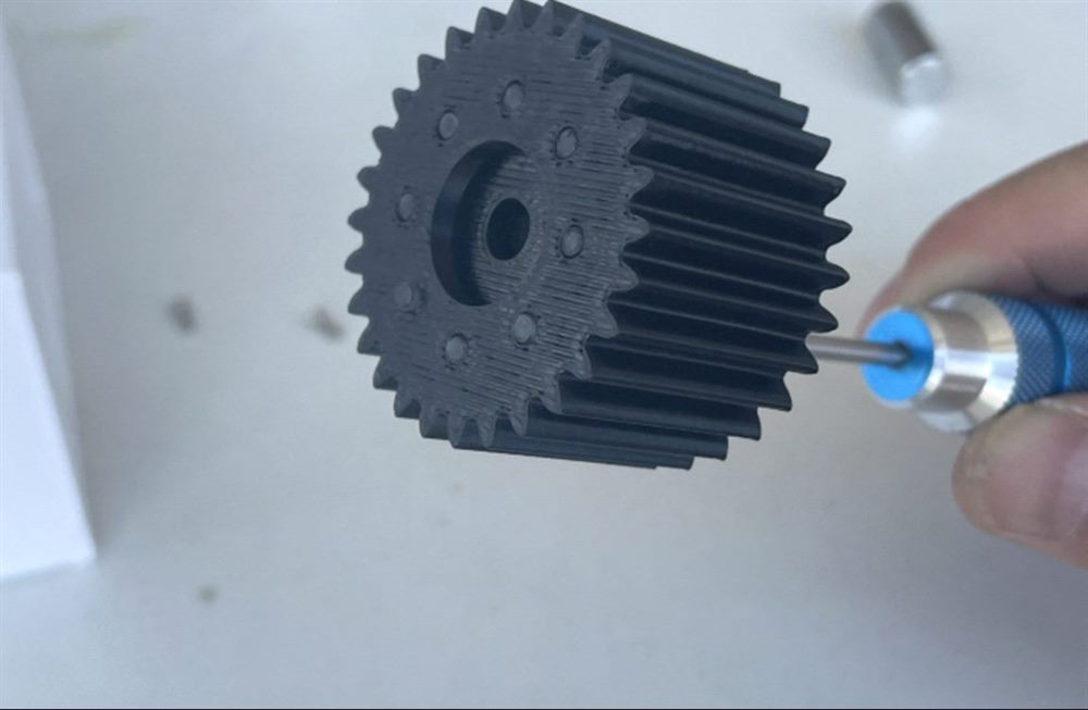 Lift gear aligned with servo output disc